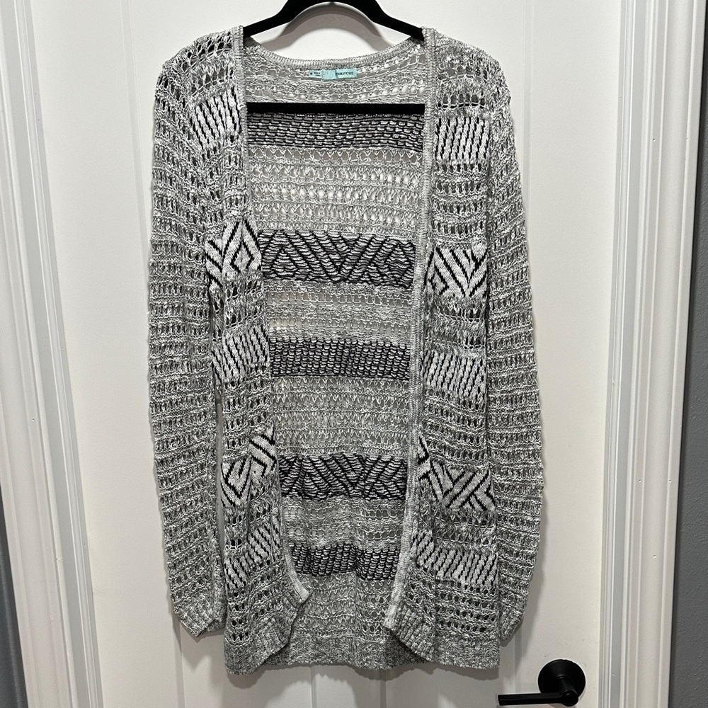 Gray Patterned Women's Sweater - Size Medium - image 1
